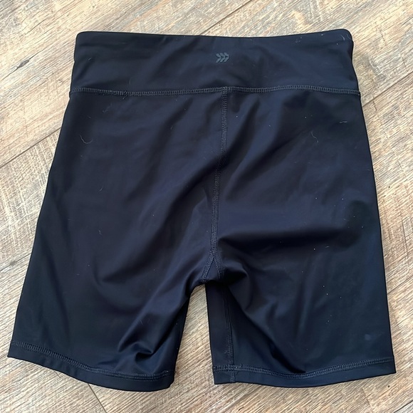 EUC Women's Effortless Support High-Rise Pocketed Bike Shorts - All In Motion™ - Picture 3 of 5